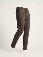 The Tailored Trouser by Nous Noir — luxe tech pantalon in bruin